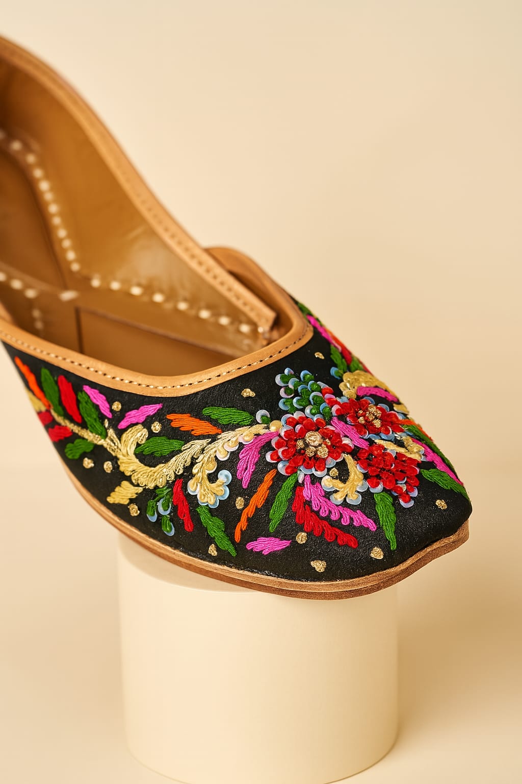 Rangrez Black – Multicolor Thread Embroidered Ethnic Jutti (9899)