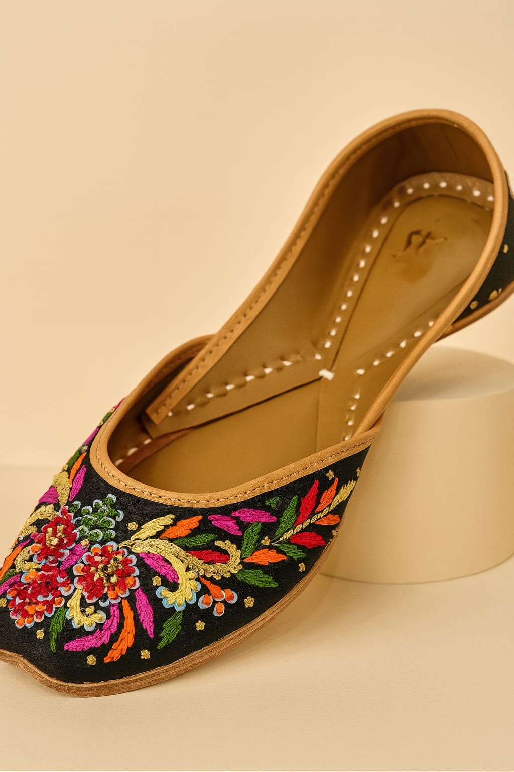 Rangrez Black – Multicolor Thread Embroidered Ethnic Jutti (9899)