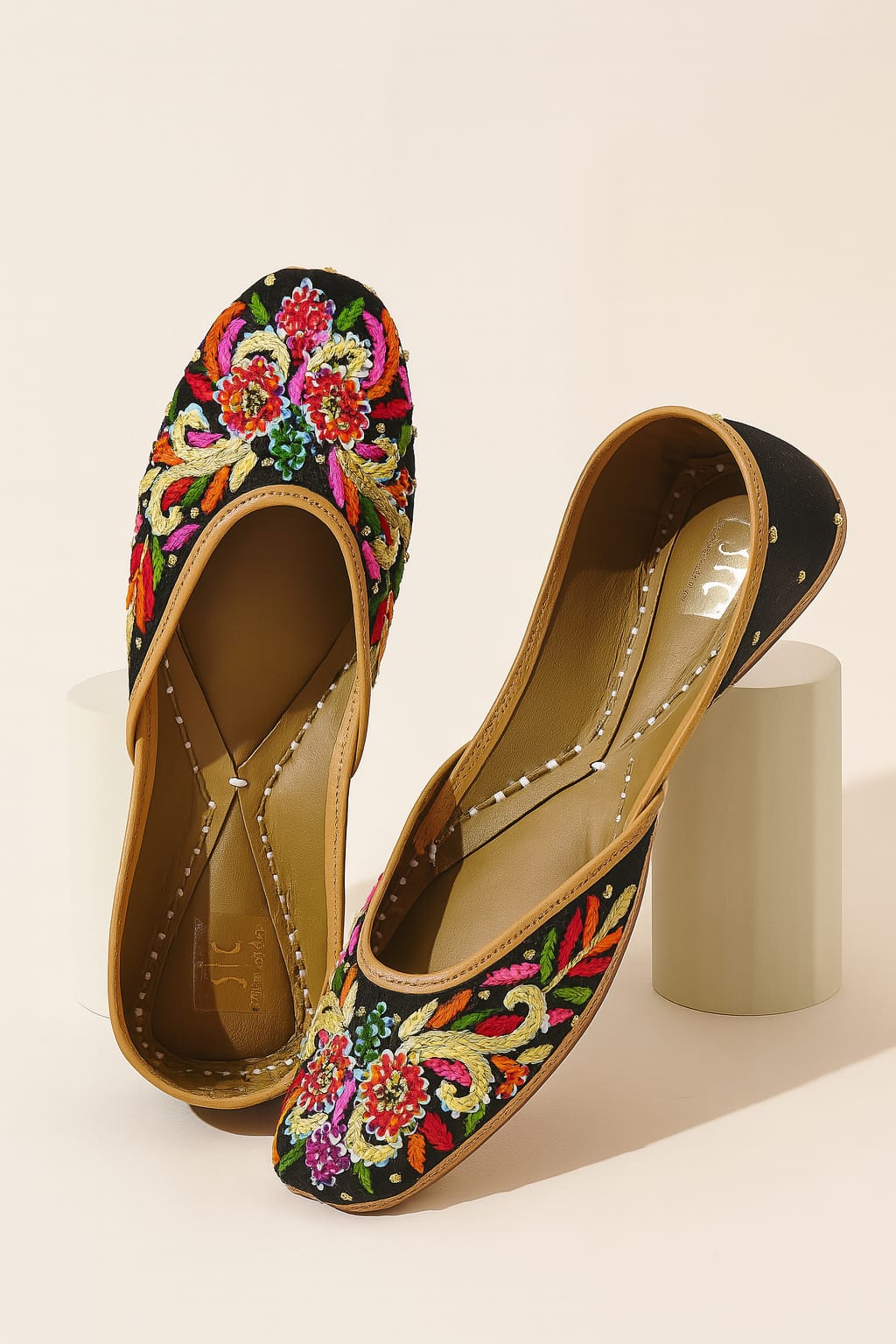 Rangrez Black – Multicolor Thread Embroidered Ethnic Jutti (9899)